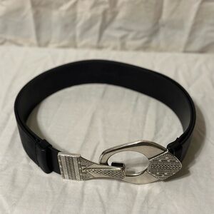 Chico’s genuine leather adjustable belt size M/L in black with silver tone clasp